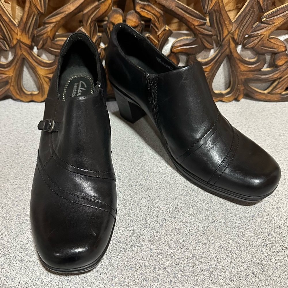 Clarks bendable black leather shoes